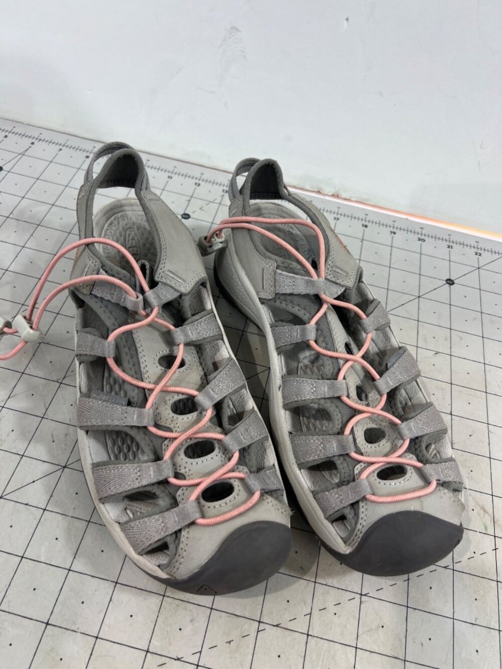 Keen Women’s Gray Water-Resistant Hiking Sandals Size 9 Pink Adjustable Laces ~ - Picture 2 of 7